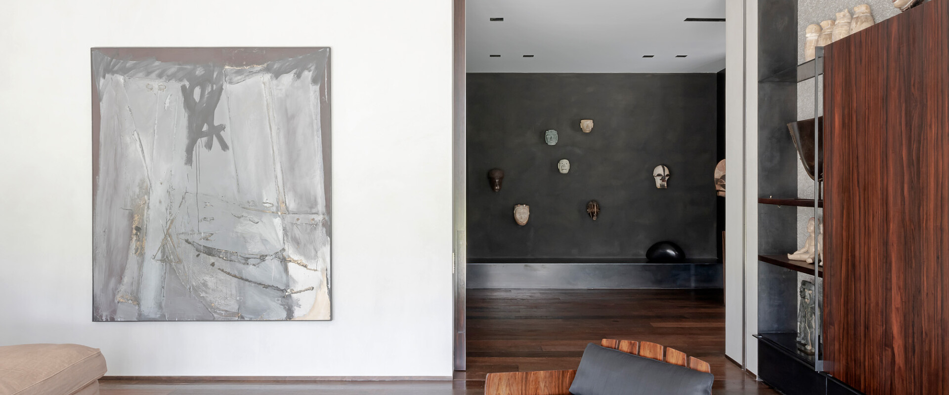 Interieur met natuursteen in villa te Ukkel