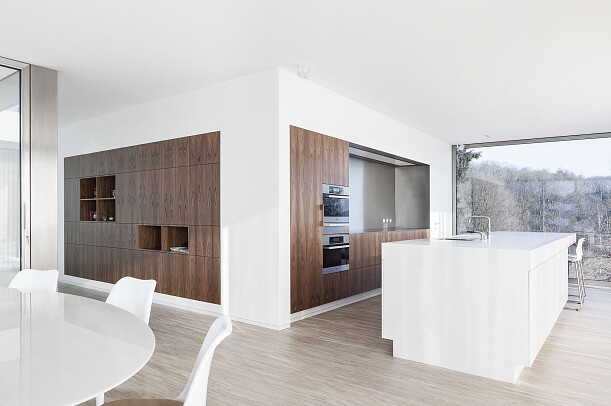 Keuken met centrale corian keukenblok in villa te Halle